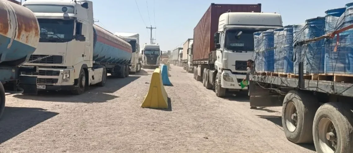 مجله باکامیون-صف کیلومتری کامیونها در مرز دوغارون، هر روز توقف ۳ میلیون هزینه و ضرر برای رانندگان!